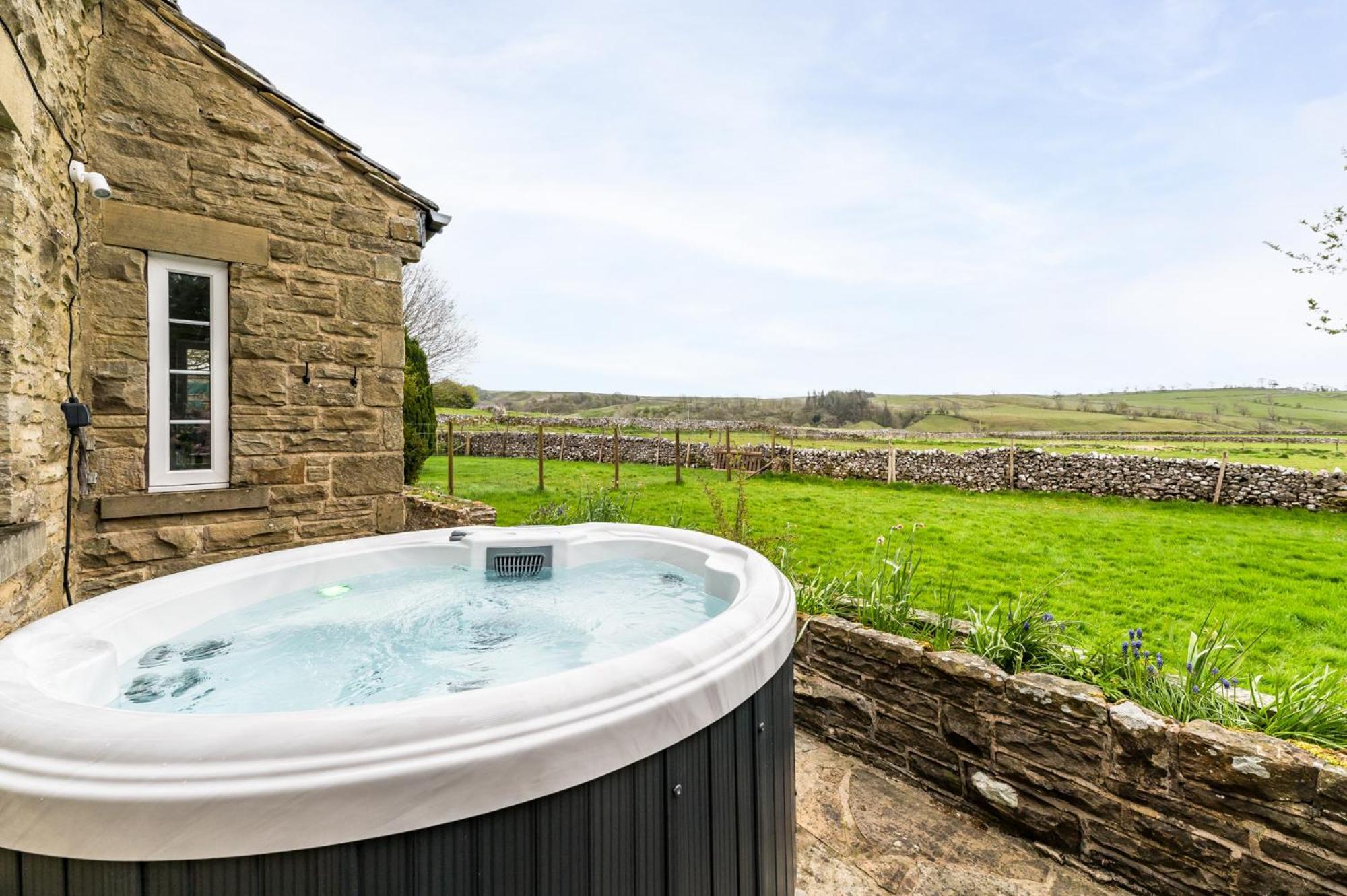 Central Malham Wellbeing Escape With Hot Tub Sleeps 8 Екстер'єр фото