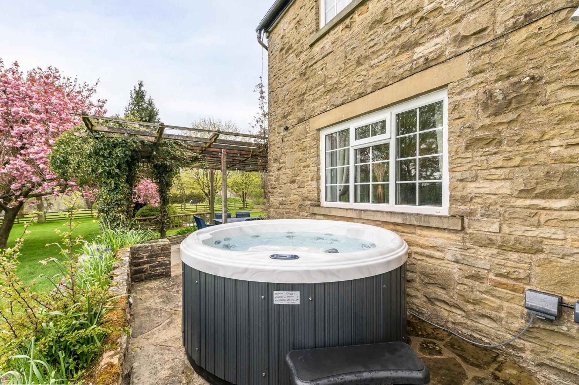Central Malham Wellbeing Escape With Hot Tub Sleeps 8 Екстер'єр фото