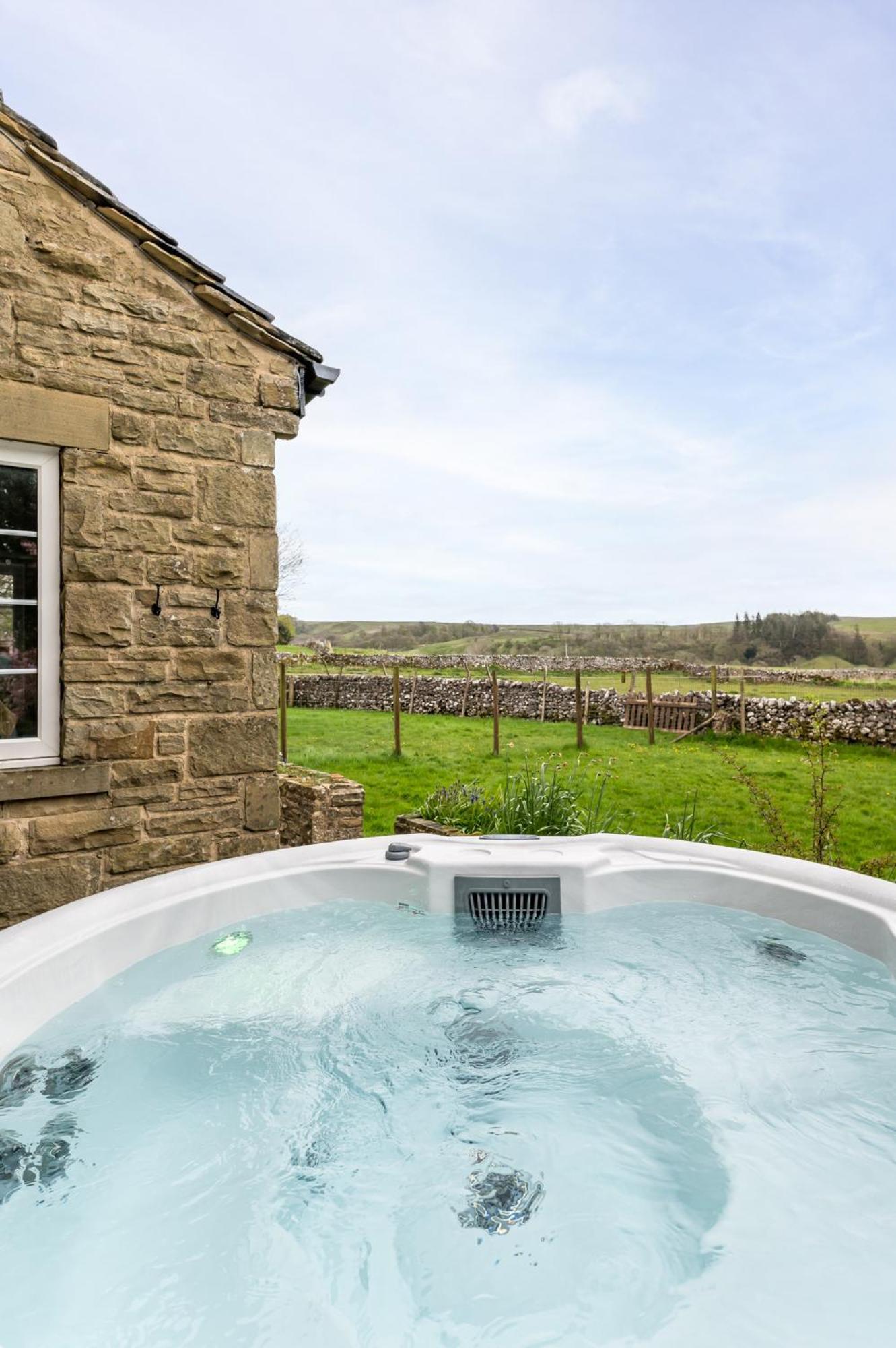 Central Malham Wellbeing Escape With Hot Tub Sleeps 8 Екстер'єр фото