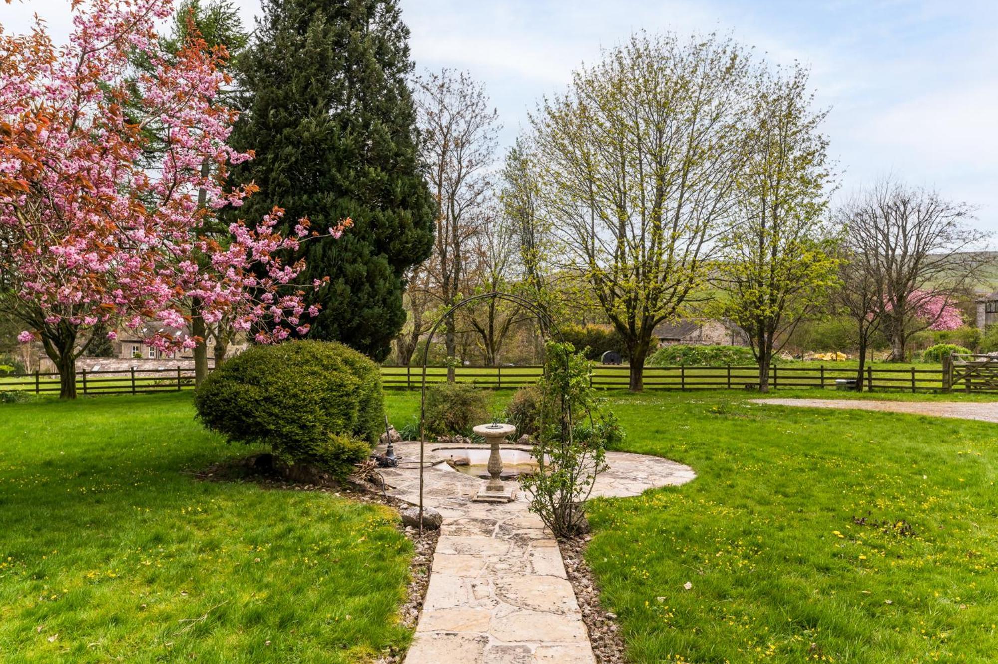 Central Malham Wellbeing Escape With Hot Tub Sleeps 8 Екстер'єр фото